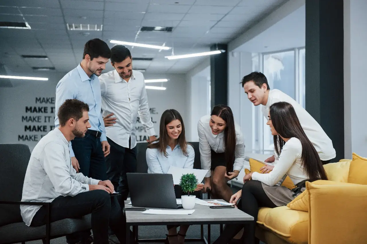 Equipo de trabajo en oficina escritorio